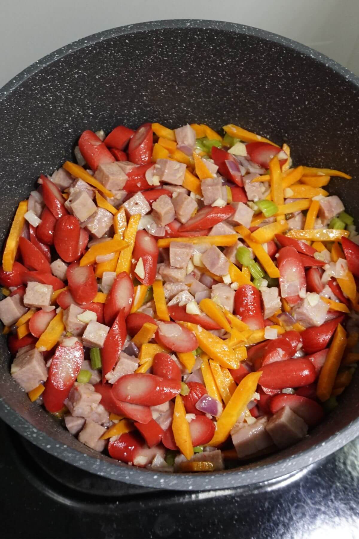 Chicken sopas in pot.
