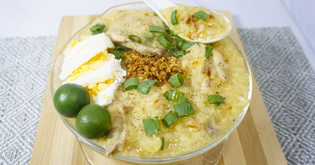 Bowl of arroz caldo with fresh calamansi.