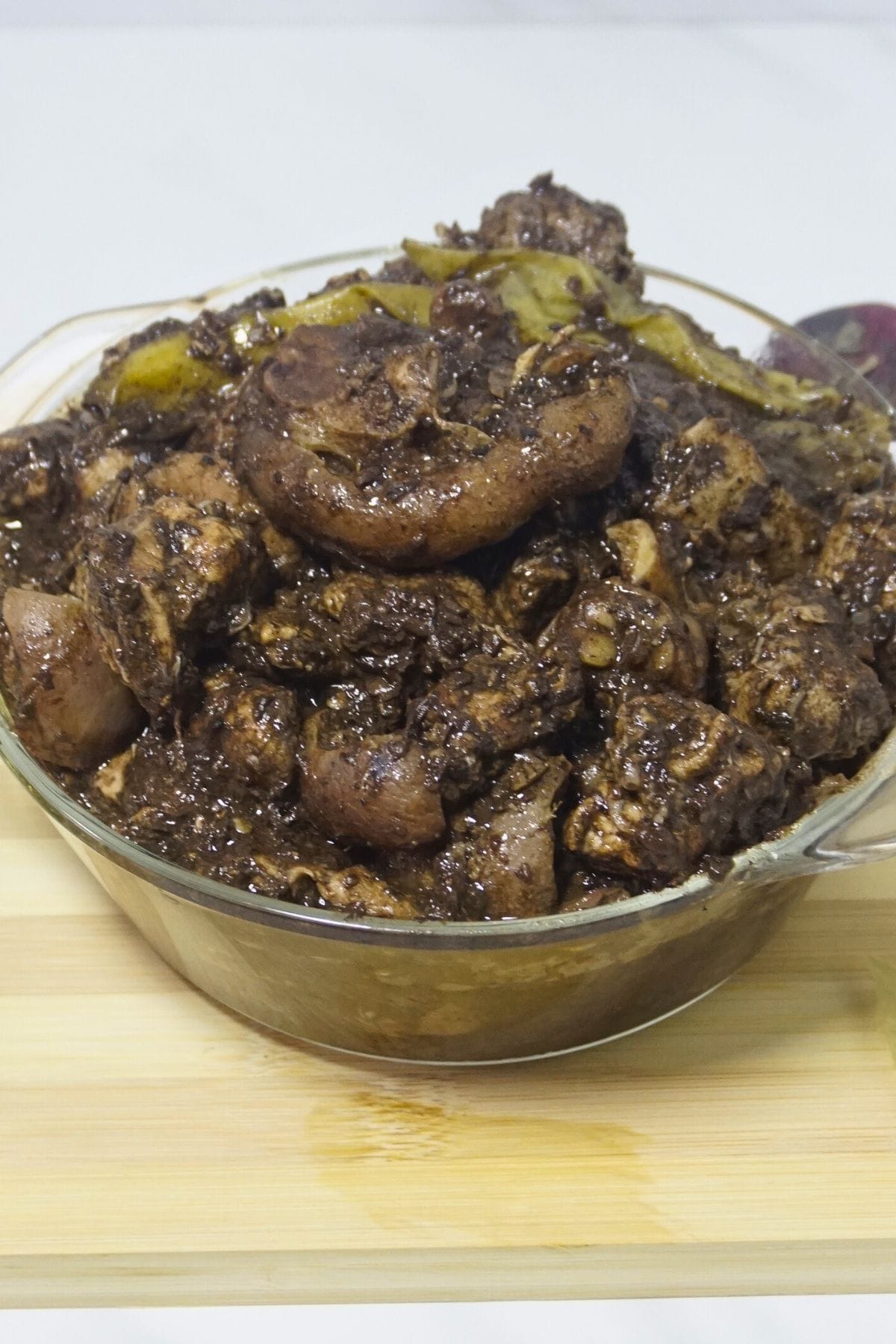 Sauteed pork leg with pork blood sauce.