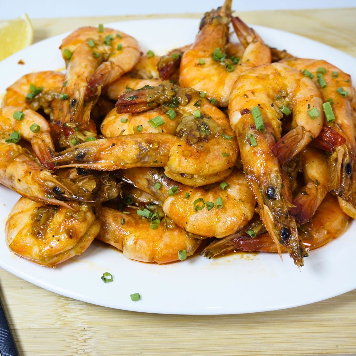 Shrimps sauteed in garlic and butter with soda and lime.