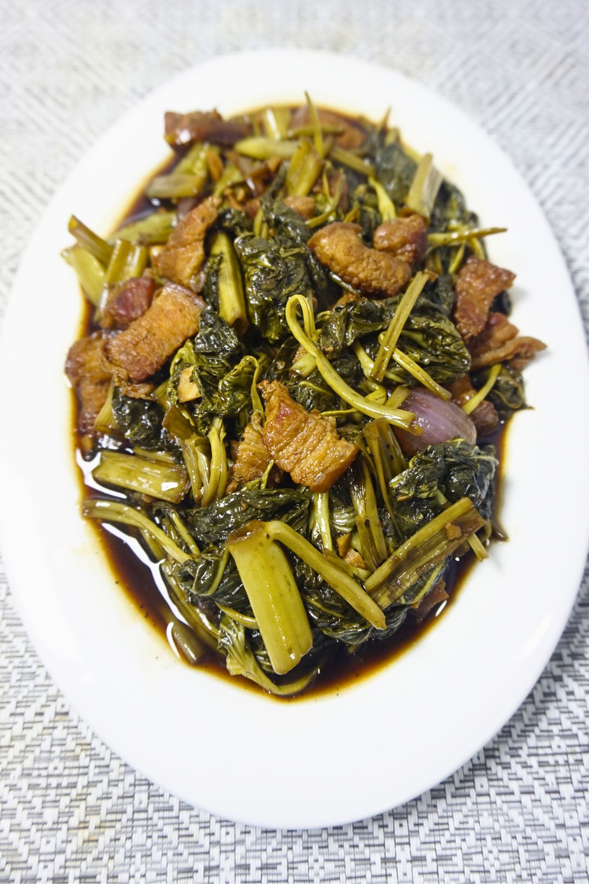 Stir fry kangkong leaves and stems in soy sauce and vinegar.