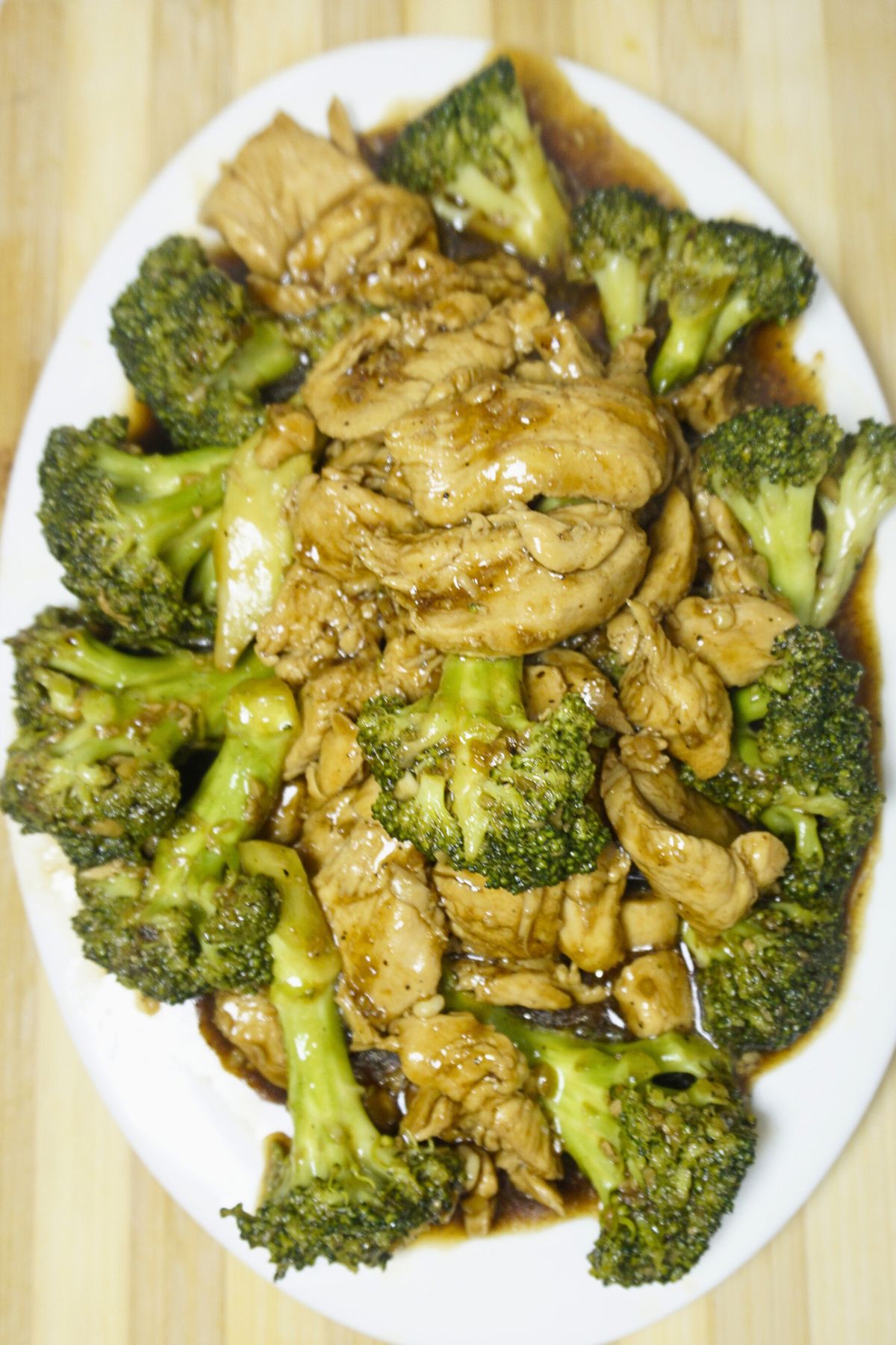 Sauteed chicken breast in oyster sauce and soy sauce with broccoli.