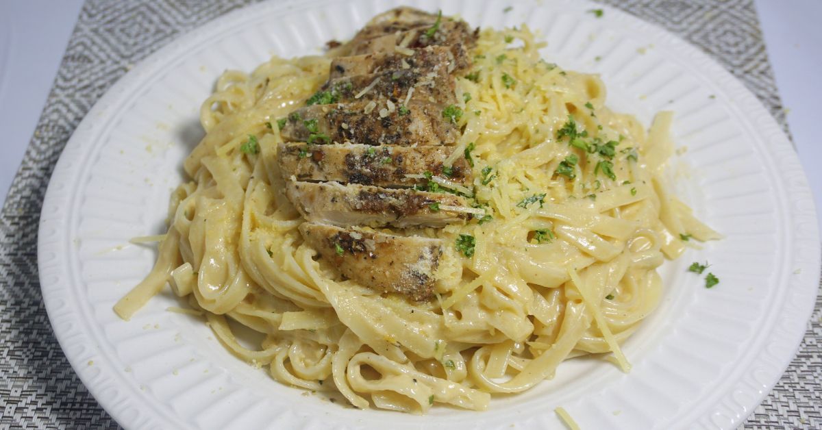 A serving of freshly cooked chicken alfredo.