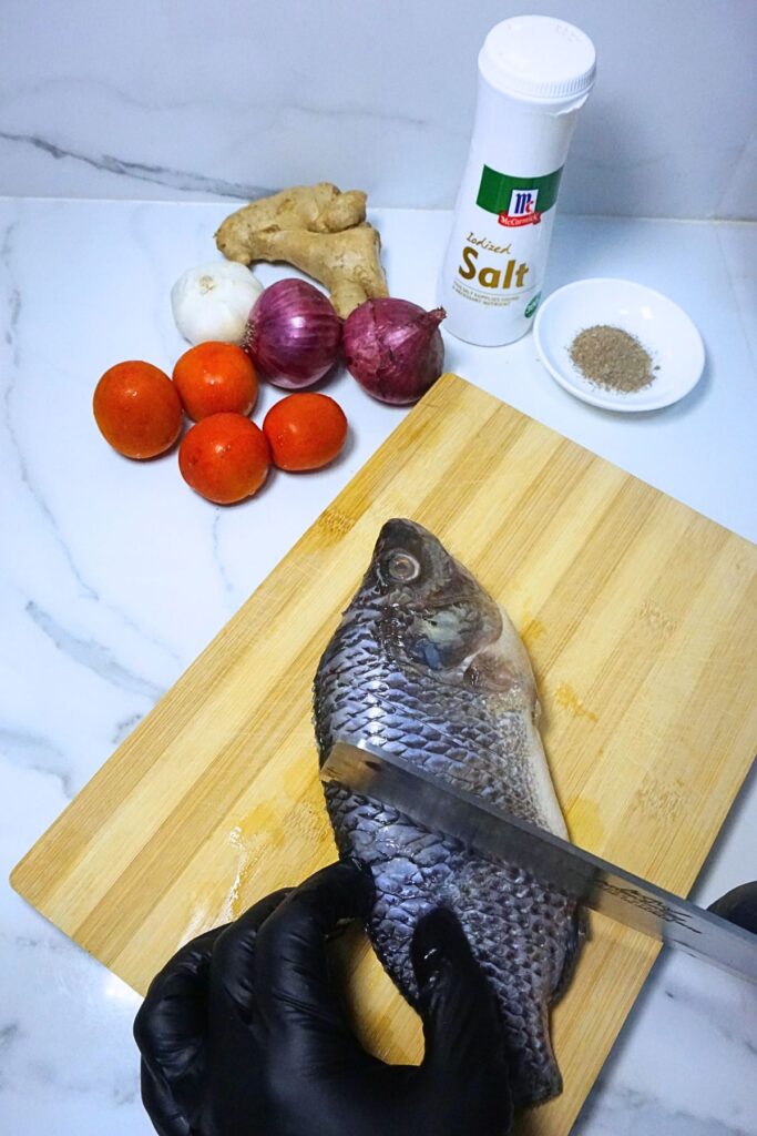 Slicing diagonal slit in a tilapia