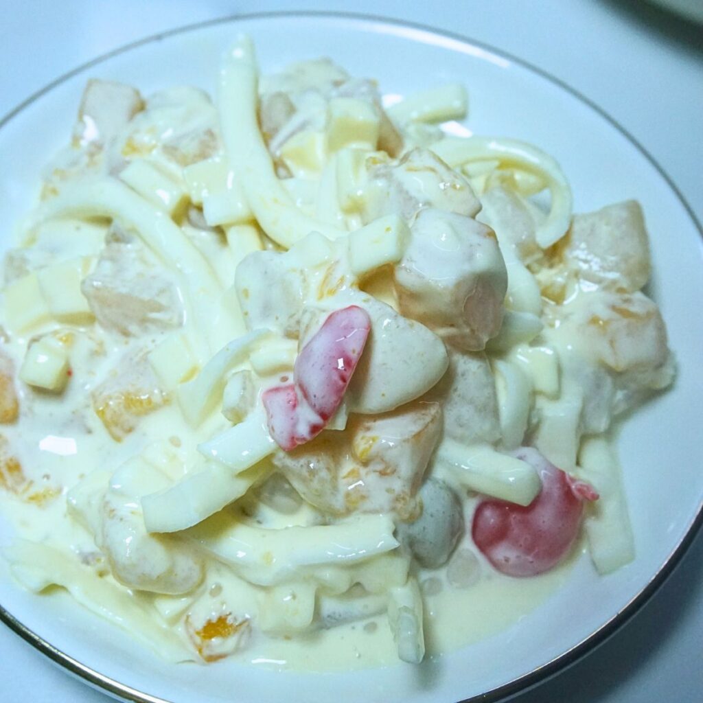 Creamy fruit salad served in a dessert platter.