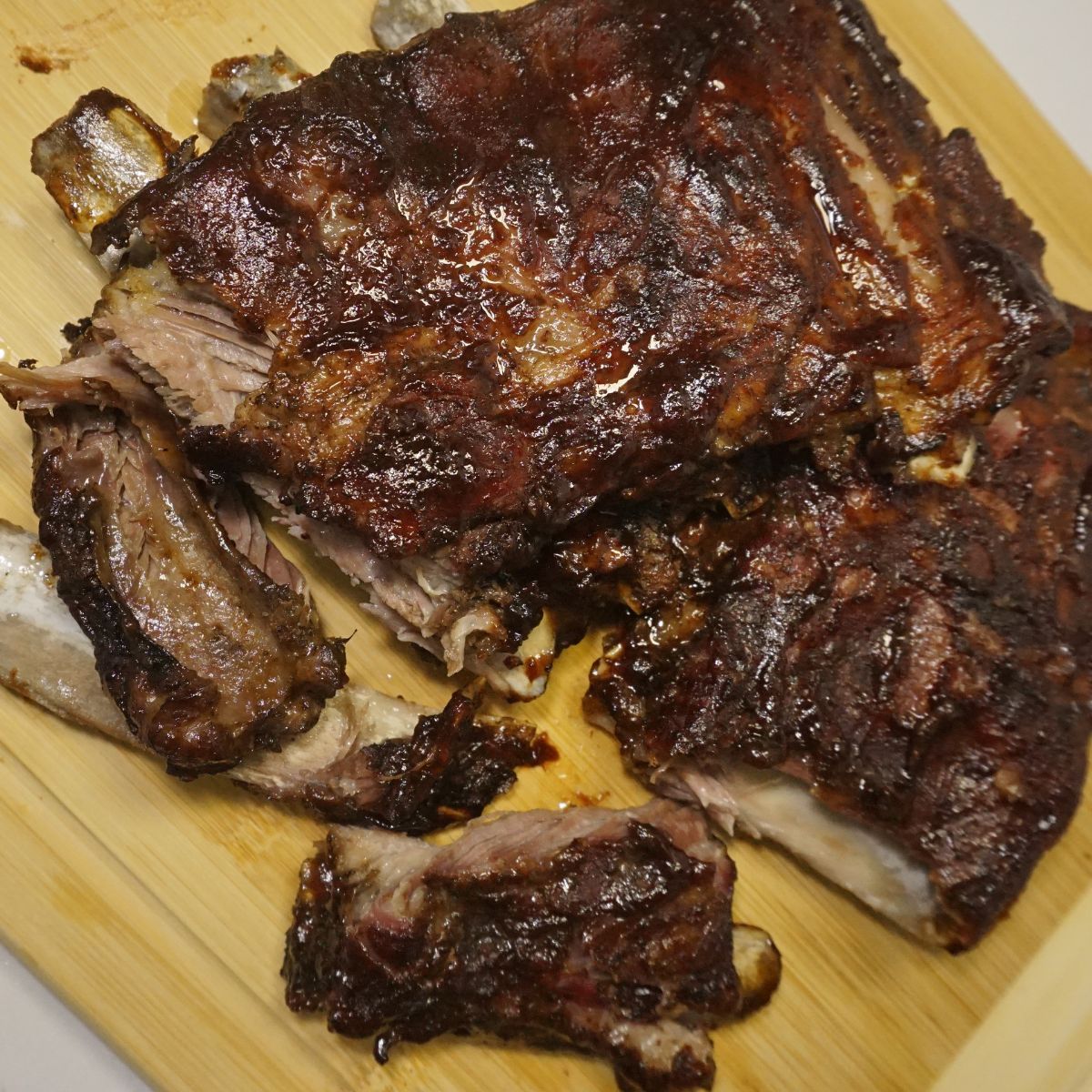 Top view of a slab of bbq spare ribs